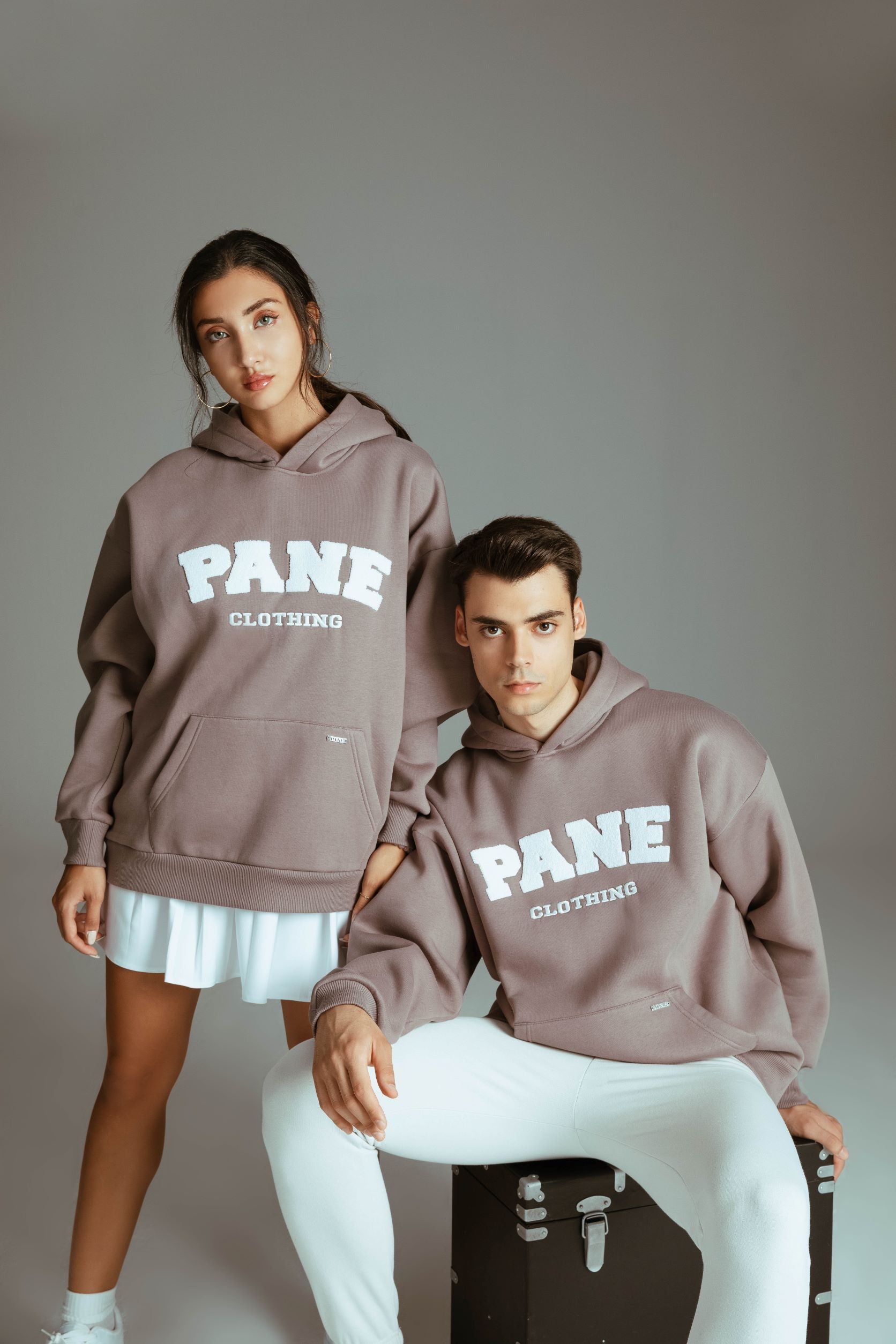 PANE CLOTHING: Mann & Frau mit stylischen Hoodies Banner